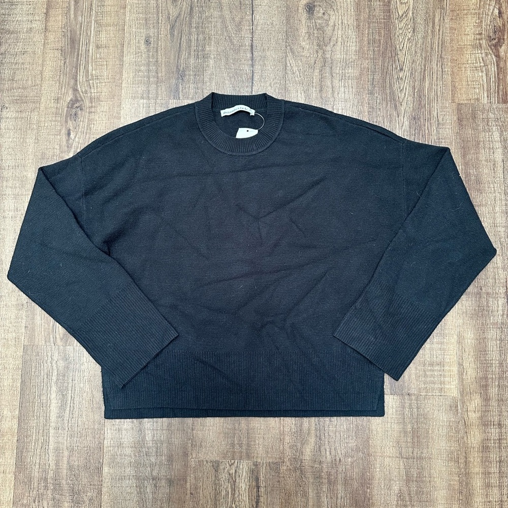 NWT Abercrombie and Fitch Women’s Black Boxy Waist Length Sweater XS
